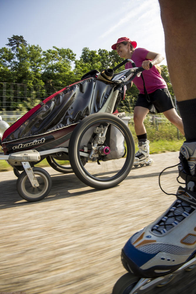 ﻿Es rollt. Da sich gezeigt hat, dass Mona immer noch sehr gerne im Chariot sitzt, erfüllten wir in Krems unseren Wunsch nach mehr Geschwindigkeit durch Kauf von Inline-Skates.