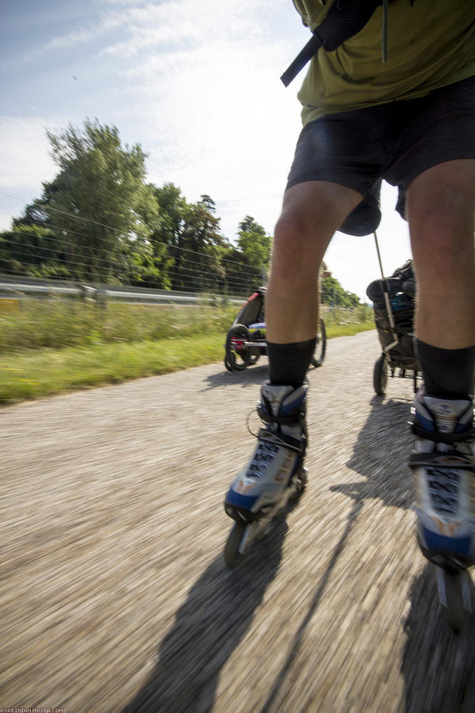 ﻿Es rollt. Da sich gezeigt hat, dass Mona immer noch sehr gerne im Chariot sitzt, erfüllten wir in Krems unseren Wunsch nach mehr Geschwindigkeit durch Kauf von Inline-Skates.