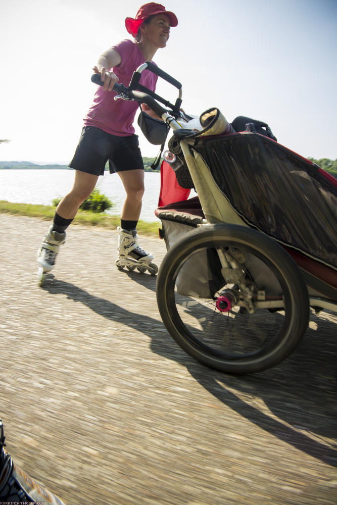 ﻿Es rollt. Da sich gezeigt hat, dass Mona immer noch sehr gerne im Chariot sitzt, erfüllten wir in Krems unseren Wunsch nach mehr Geschwindigkeit durch Kauf von Inline-Skates.