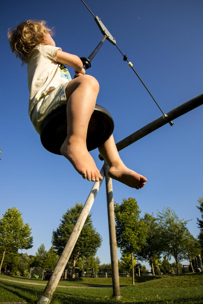 ﻿Generationenpark Leobersdorf. Mona lernt ganz allein Seilbahn fahren. Inclusive Aufsteigen.