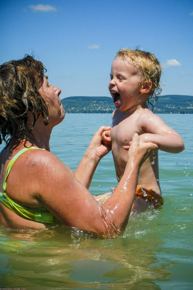 ﻿Baden mit Oma macht Spaß.