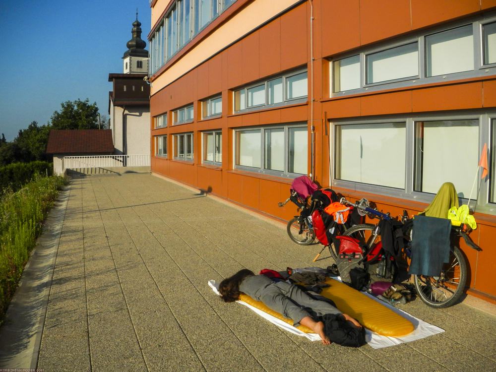 ﻿Sonnen-Schulhof. In den Ferien sind Schulen gute Übernachtungsgelegenheiten.