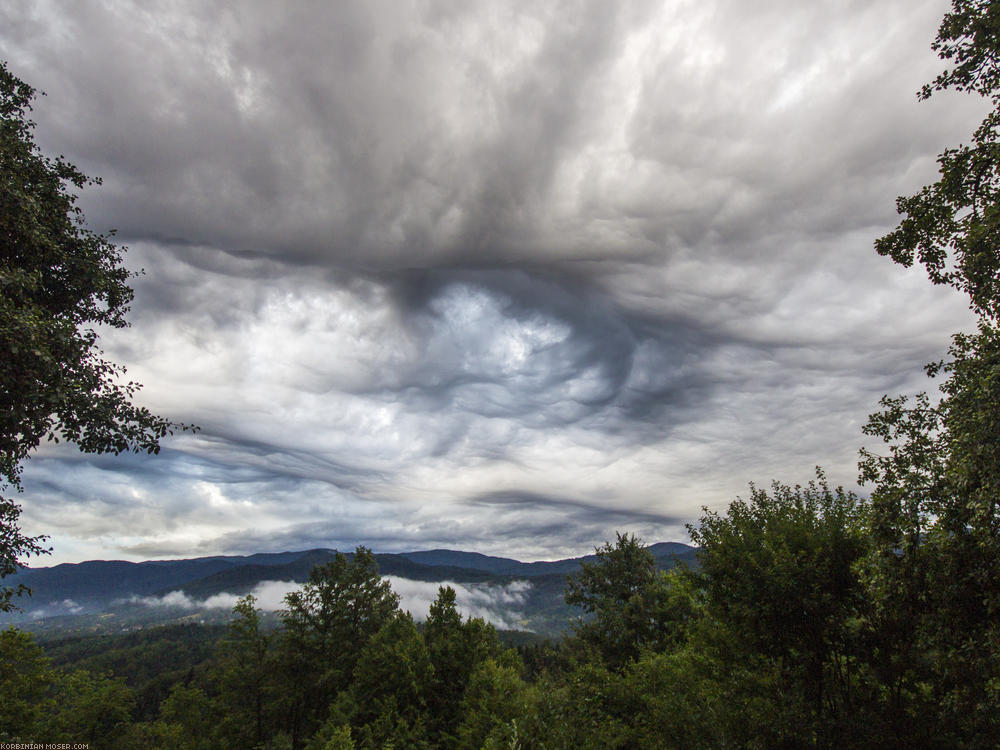 ﻿Dramatisch. Die Wolken am nächsten Morgen.