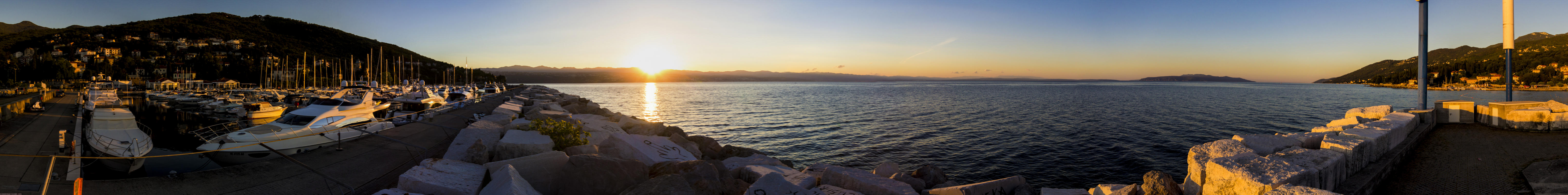 ﻿Opatija. Wir übernachten mitten auf dem Meer, auf den warmen Steinen der Yachthafenmauer.