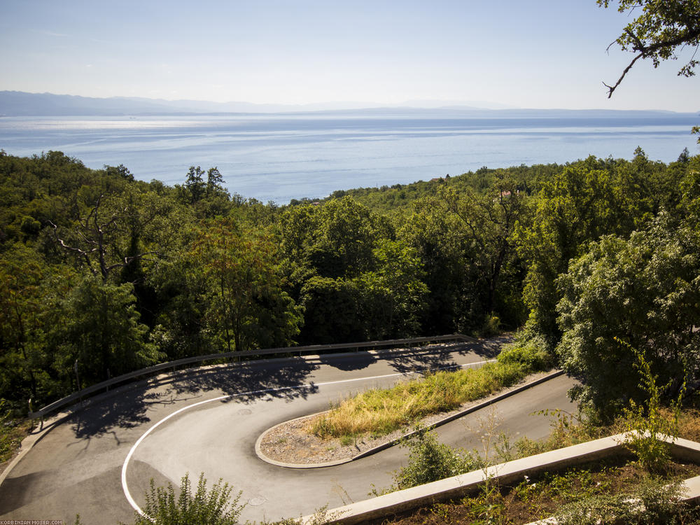 ﻿Učka. Da auf der Straße am Meer entlang sehr viel Verkehr ist, fahren wir übern Berg. Nicht ahnend, dass er der höchste Berg von ganz Istrien ist, mit einem ganzen Gebirge drumherum.