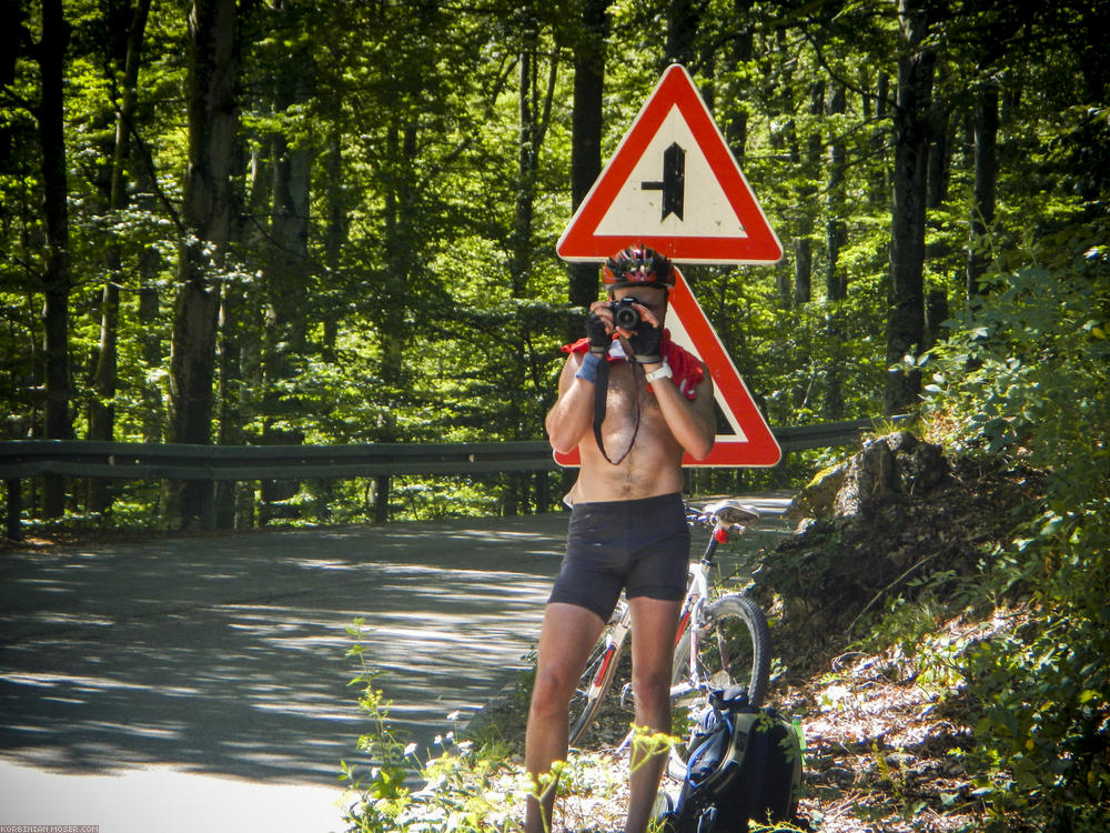 ﻿Učka-Gebirge. Er hier zieht immer wieder mit Mords-Tempo an uns vorbei, aber ist dann doch wieder hinter uns. Zu kleine Übersetzung? Zu viele Pausen?