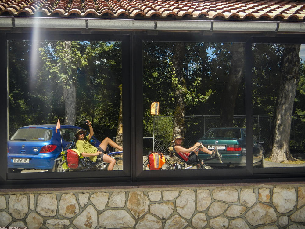 ﻿Učka-Gebirge. Selbstportrait im Spiegelfenster.