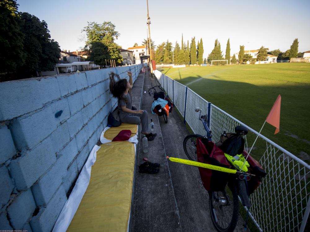 ﻿Tribüne. Wie gut, dass wir nicht unten auf dem Rasen geschlafen haben. Im Morgengrauen ging die Sprinkleranlage an.