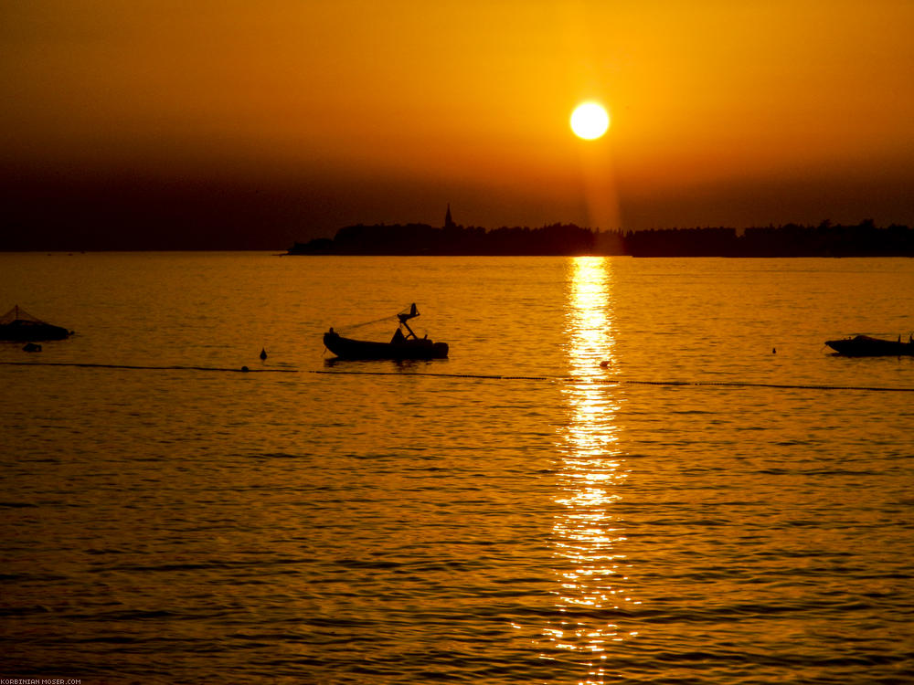 ﻿Nicht mehr weit. Am Horizont die Skyline von Novigrad.