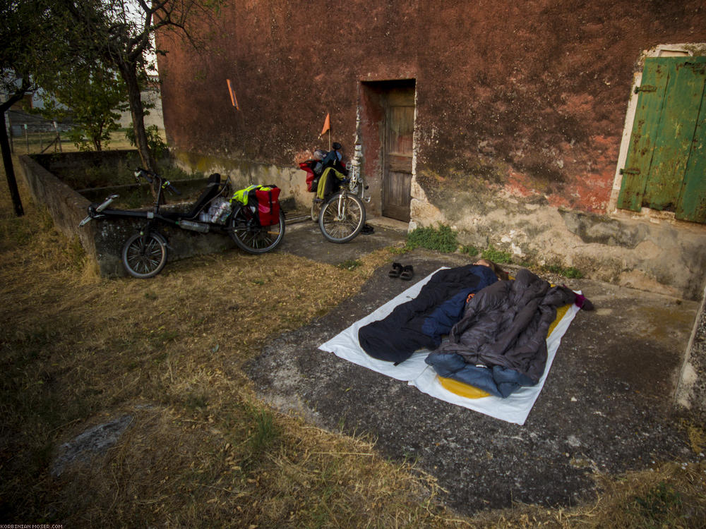 ﻿Übernachtung bei einem verlassenen Haus neben der Straße. In der Dunkelheit ist es schwieriger, gute Schlafplätze zu finden.