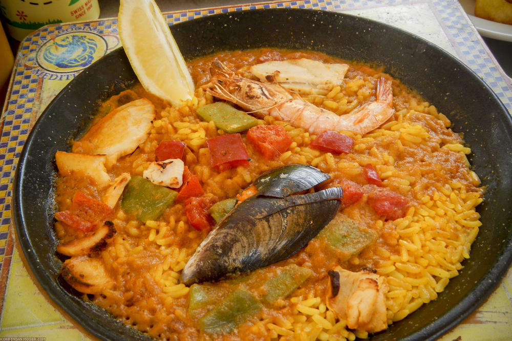 ﻿Und hungrig. Sehr leckere, aber zu teure Paella vor der Sagrada Familia.