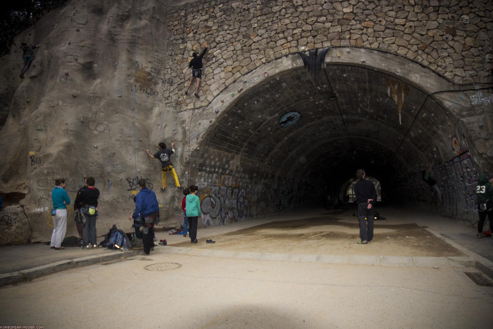 ﻿Kletter-Tunnel. Korbinian ist heute Abend allein auf Stadterkundung.