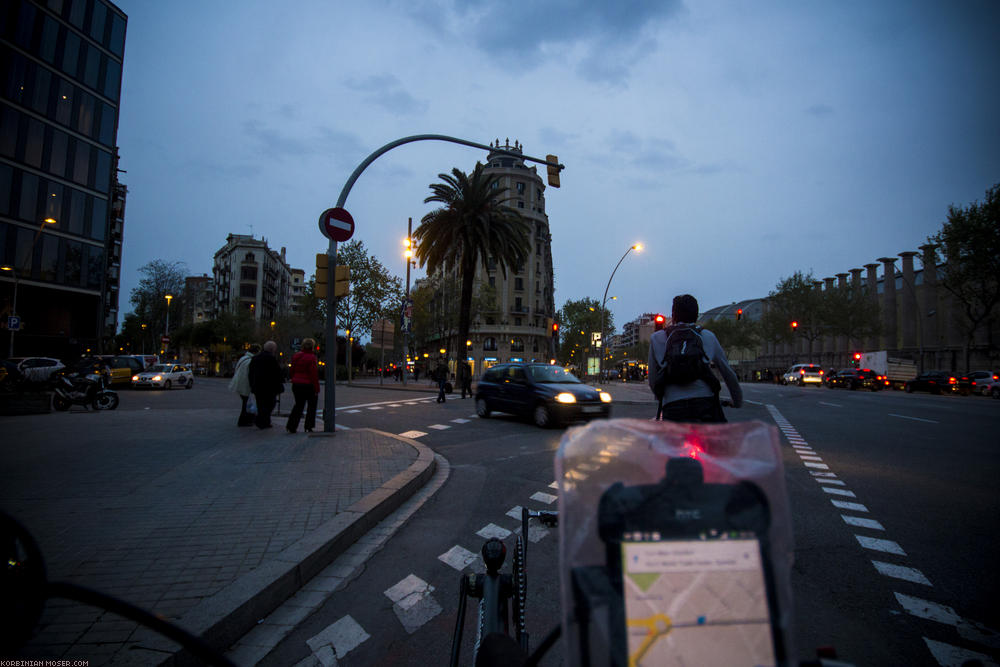 ﻿Barcelona. Korbinian ist heute Abend allein auf Stadterkundung.