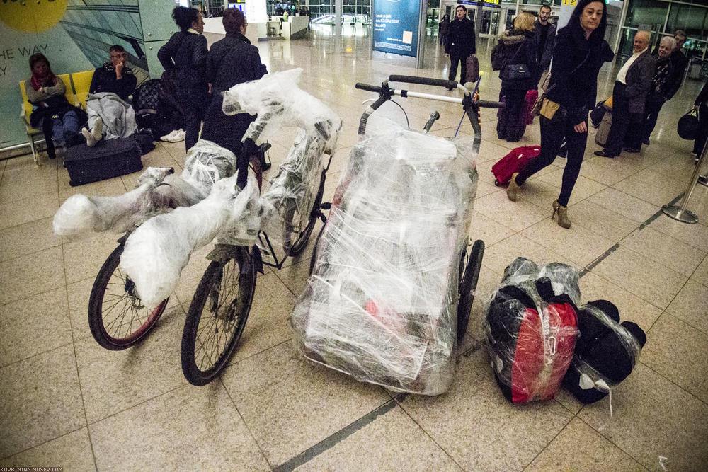 ﻿Abflug. Wieder mal mitten in der Nacht. In Windeseile hat Korbinian den Fuhrpark verpackt.