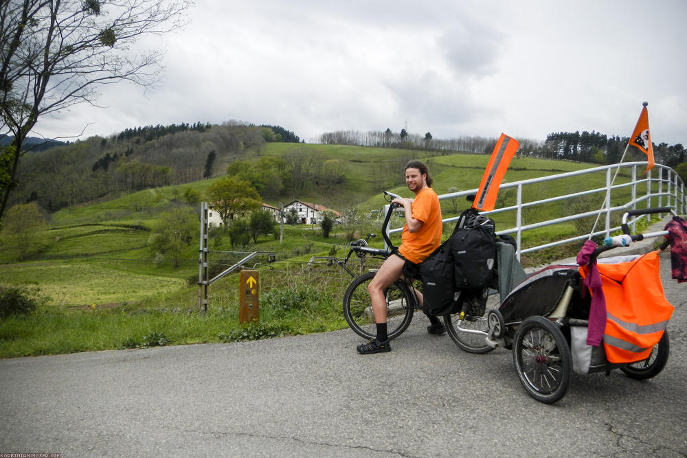 ﻿Siehe da. Wir treffen erstmals auf einen der gelben Pfeile, die uns ab Pamplona den Weg weisen werden. Ist wohl ein Verbindungsweg zum Camino del Norte. Leider haben wir ihn schnell wieder verloren.