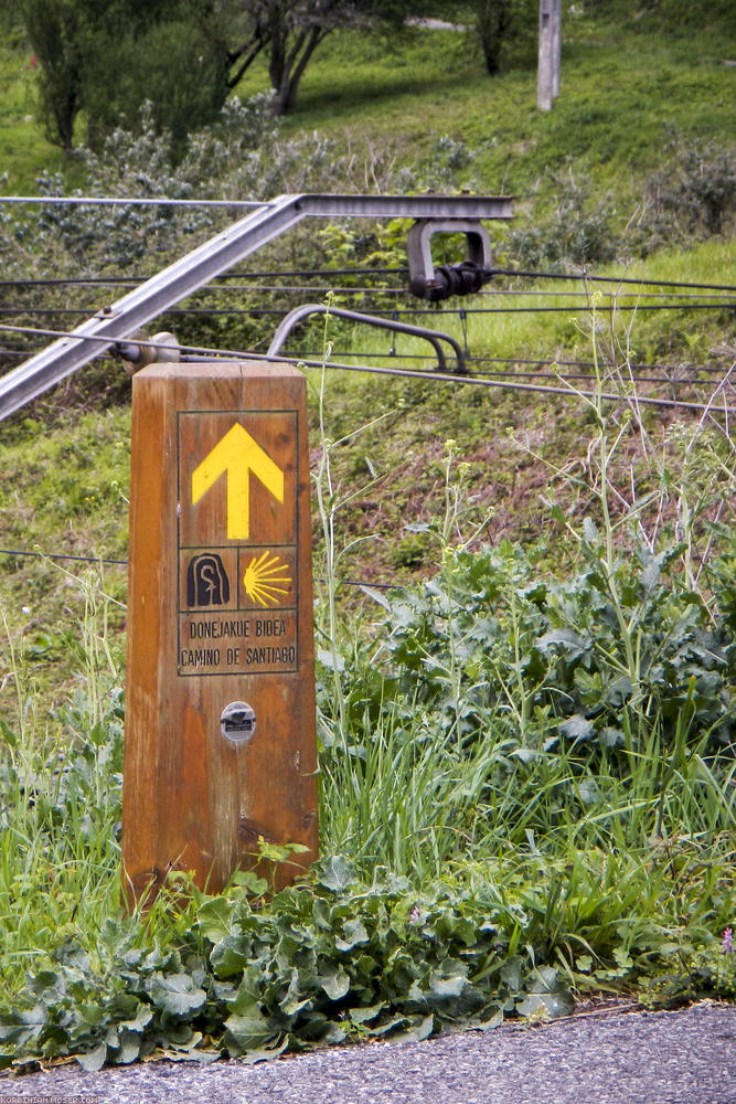 ﻿Siehe da. Wir treffen erstmals auf einen der gelben Pfeile, die uns ab Pamplona den Weg weisen werden. Ist wohl ein Verbindungsweg zum Camino del Norte. Leider haben wir ihn schnell wieder verloren.