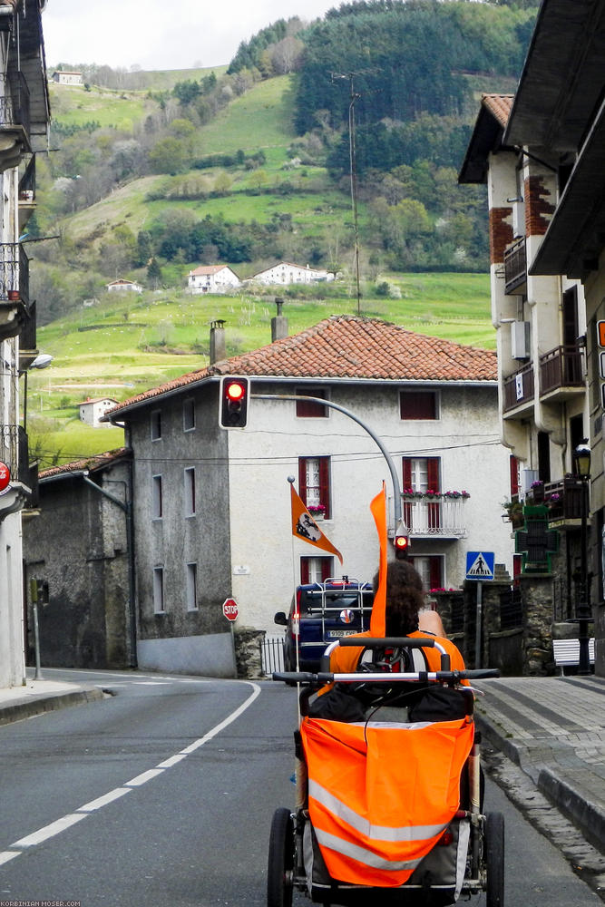 ﻿Bergig. Der Weg von San Sebastian nach Pamplona geht mitten durch die Pyreneen.