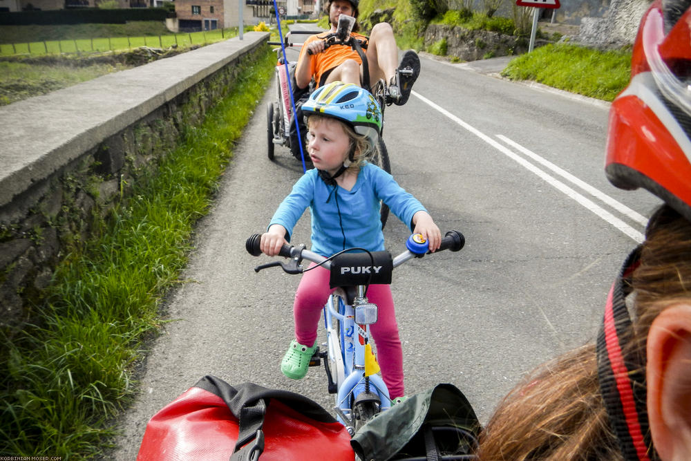 ﻿Bergig. Der Weg von San Sebastian nach Pamplona geht mitten durch die Pyreneen.