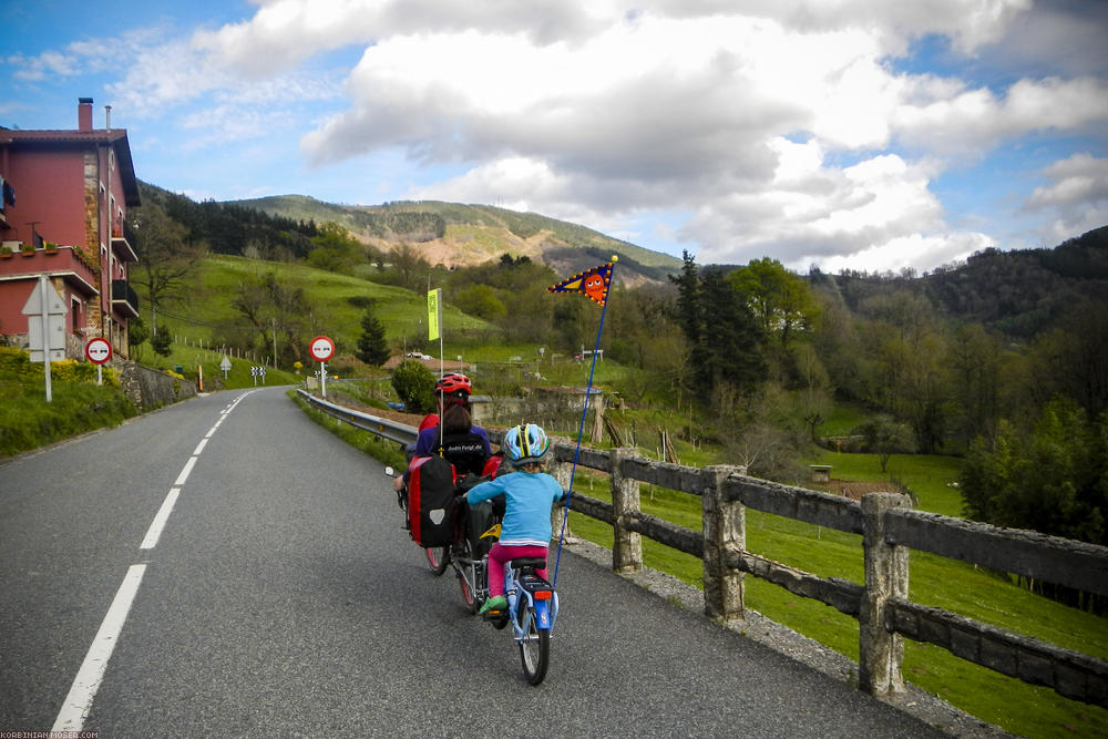 ﻿Bergig. Der Weg von San Sebastian nach Pamplona geht mitten durch die Pyreneen.