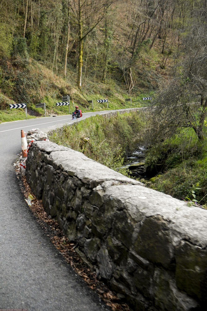 ﻿Bergig. Der Weg von San Sebastian nach Pamplona geht mitten durch die Pyreneen.