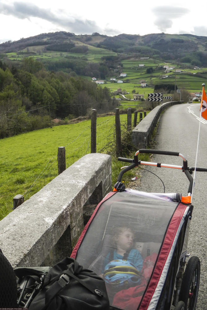 ﻿Bergig. Der Weg von San Sebastian nach Pamplona geht mitten durch die Pyreneen.