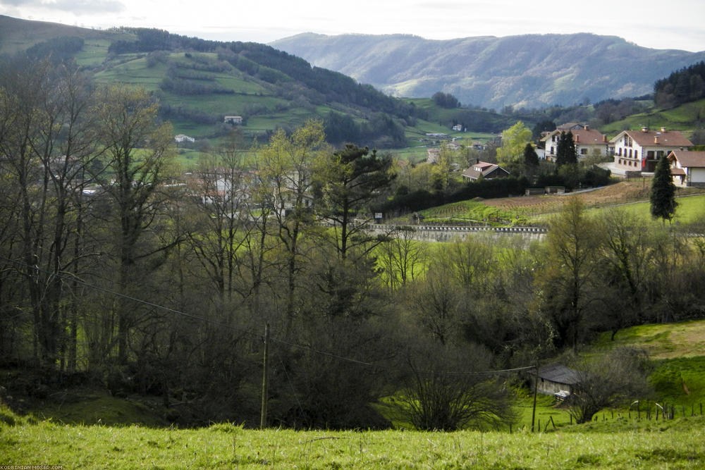 ﻿Bergig. Der Weg von San Sebastian nach Pamplona geht mitten durch die Pyreneen.