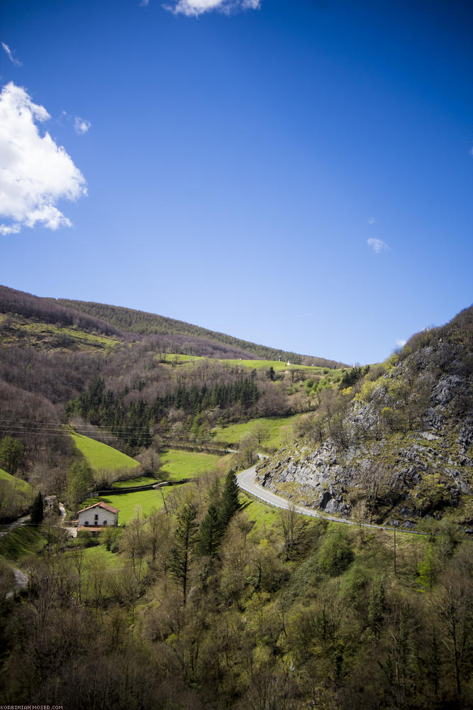 ﻿Um uns herum Berge. Super, dass wir diesen Radweg gefunden haben.