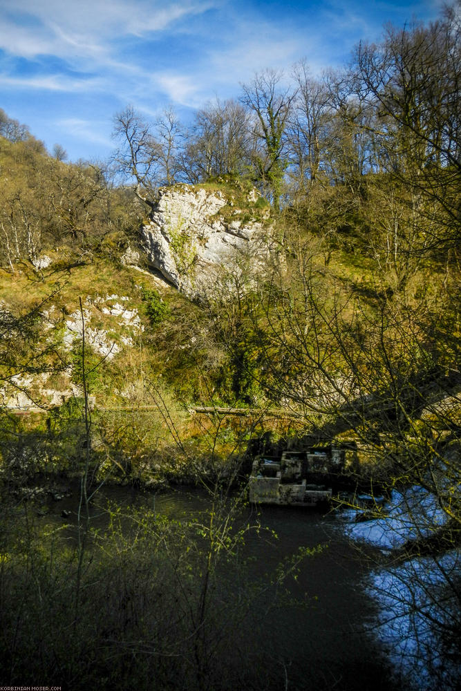 ﻿Fortsetzung? Am Ortsende von Lekunberri treffen wir zufällig wieder auf die Bahnstrecke. Ein Feldweg und ein Fluss gehen parallel dazu in die richtige Richtung.