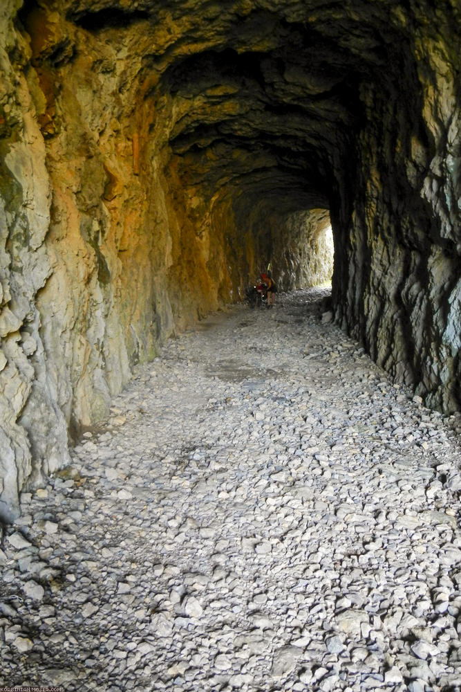 ﻿Fortsetzung? Auch die Tunnels werden immer abenteuerlicher, ohne Beleuchtung mit grobem Geröll.