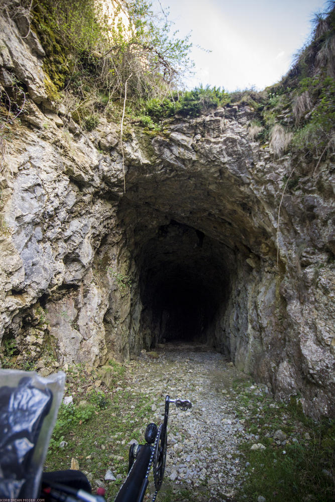 ﻿Fortsetzung? Auch die Tunnels werden immer abenteuerlicher, ohne Beleuchtung mit grobem Geröll.