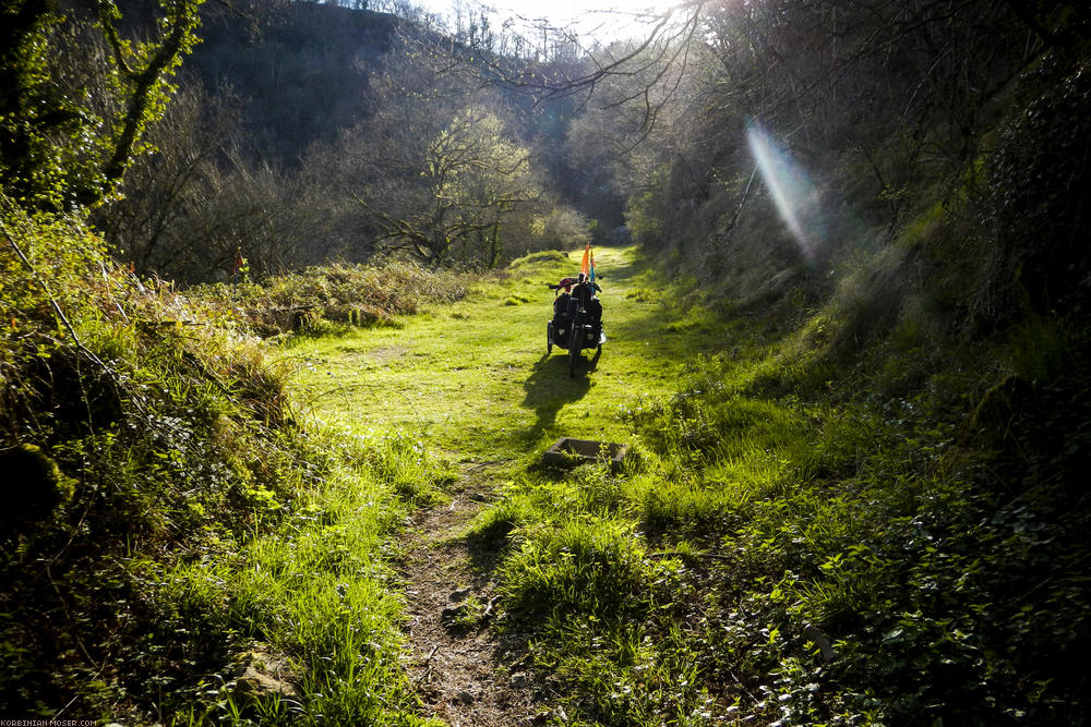 ﻿Goldene Abendsonne. Aber Sackgasse. Der nächste Tunnel ist eingestürzt. Neben uns Steilang, der andere Weg endet in einer Schlucht. Zurückfahren ist frustrierend. Zumal wir erschöpft sind, es schon spät ist, und wir eine ganze Zeitlang bergab über kraftraubend-steinige Wege gefahren sind. Was für ein schöner, einsamer Platz zum Schlafen.