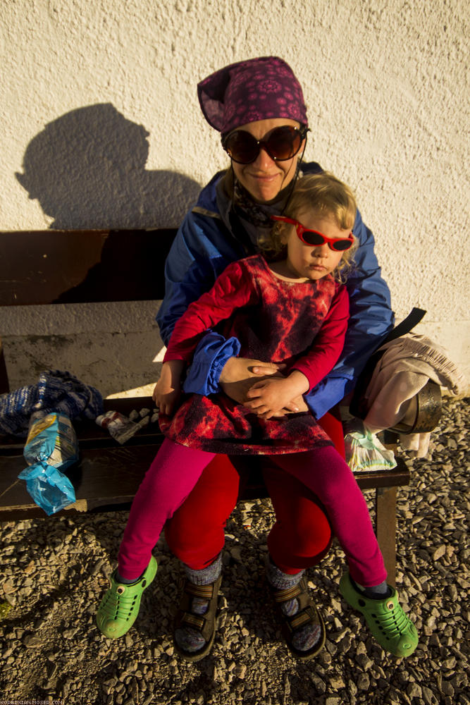 ﻿Zurück in Lekunberri. Wir wärmen unsere durchgefrorenen Knochen in der Morgensonne und essen reichlich Schokomüsli. Im Freien werden wir so schnell nicht mehr schlafen.