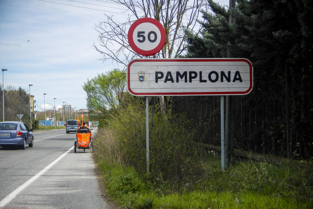 ﻿Pamplona. Ab hier werden wir uns richtig auf dem Jakobsweg bewegen, mit all den Pilgern, Kirchen, Herbergen. Hier besorgen wir uns auch den Credencial, der dann in Santiago den gewanderten Weg anhand von Herbergs-Stempeln beweisen wird.