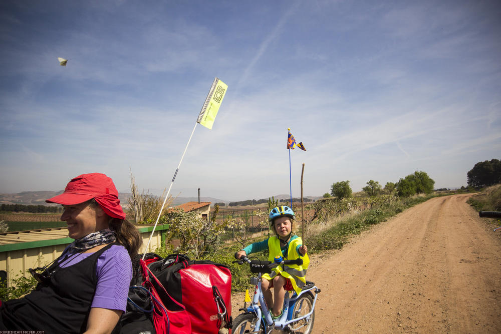 ﻿Engarde. Damit sich Mona auf dem Fahrrad nicht langweilt, werden Fechtkämpfe veranstaltet.