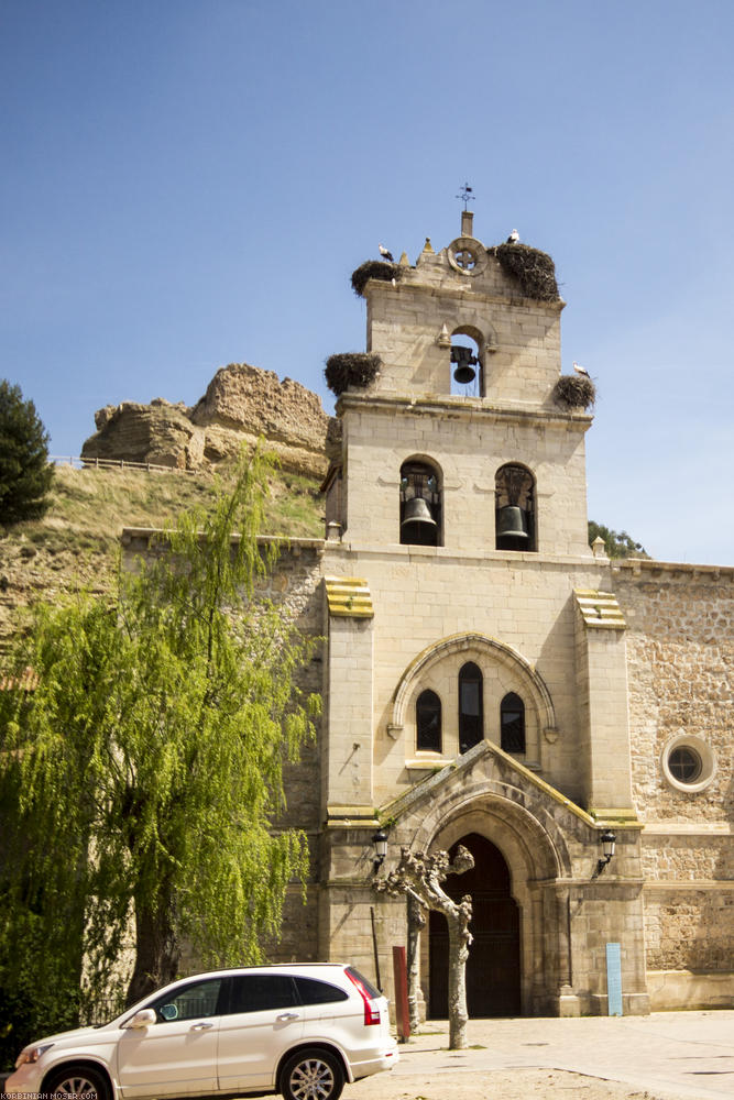 ﻿Belorado. Wild-West-Kirche mit Storchennestern.