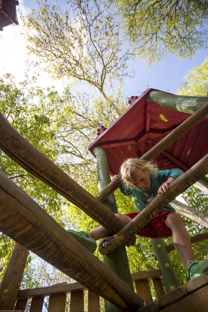 ﻿Burgos. Toller Spielplatz. Mona erforscht alternative Nutzungsmöglichkeiten.