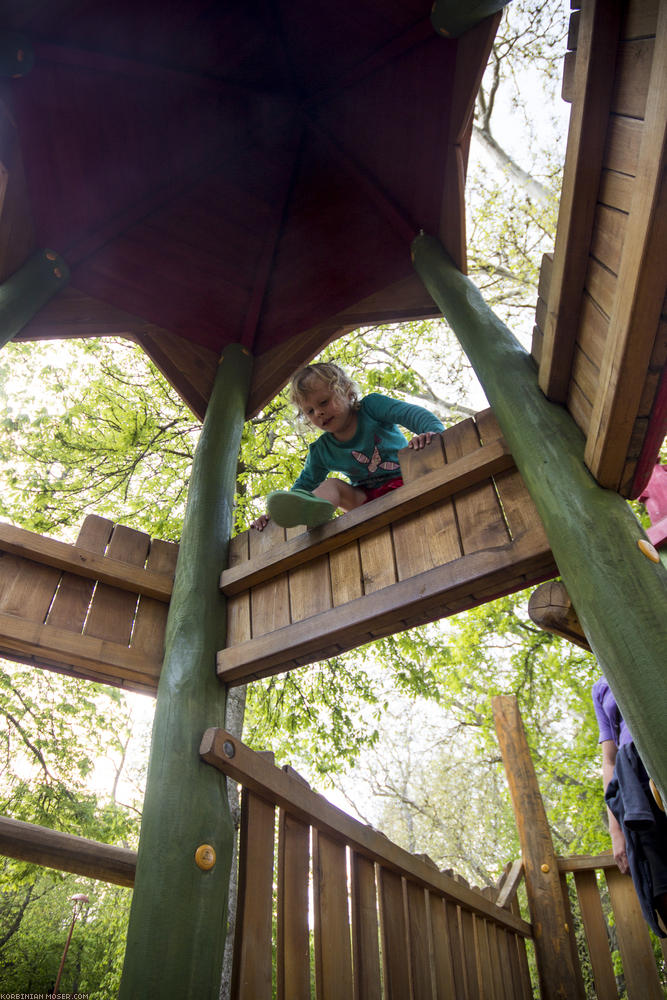 ﻿Burgos. Toller Spielplatz. Mona erforscht alternative Nutzungsmöglichkeiten.