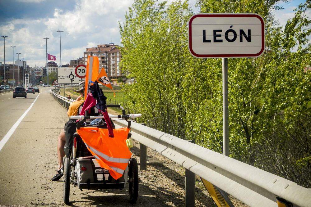 ﻿León. Wir haben uns darauf geeinigt, diese überaus anstrengende Tour hier abzubrechen, bevor die richtig fiesen Berge kommen. Zur Erholung wollen wir am Donauradweg weiterradeln.