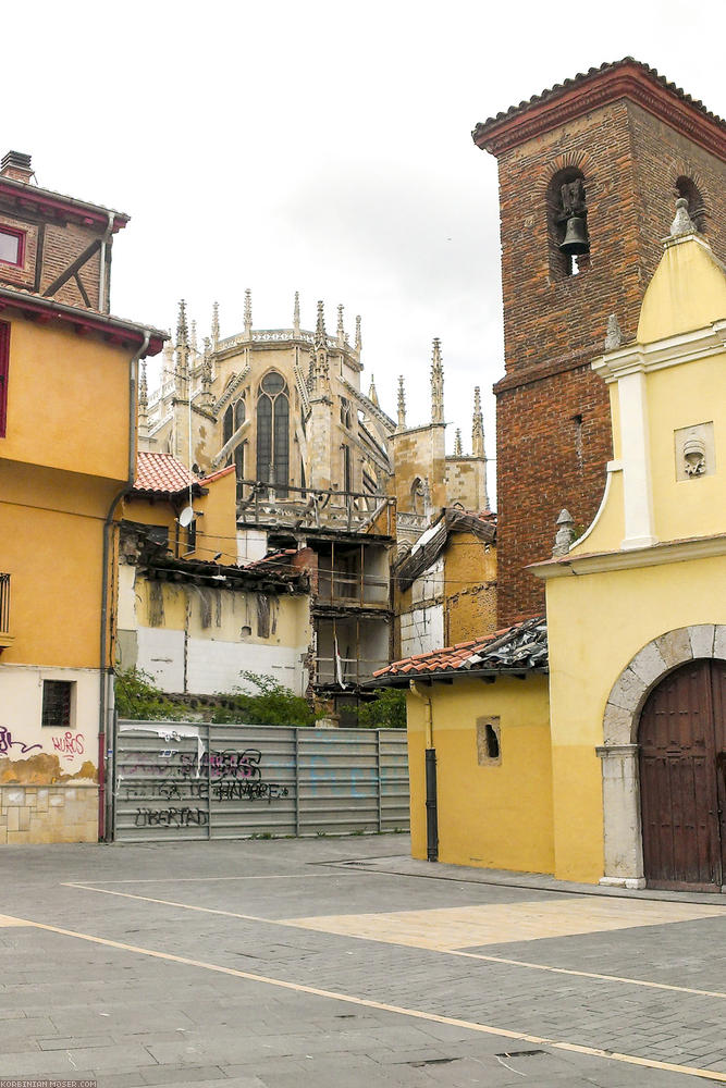 ﻿León. No way out. Bahn, Bus, Flugzeug, Fahrradspedition. Niemand will unsere übergroßen Liegeräder, Anhänger und Gepäck transportieren. Vueling ist unsere einzige Option. Der nächstgelegene Vueling-Flughafen ist Santiago. Da müssen wir jetzt wohl durch.