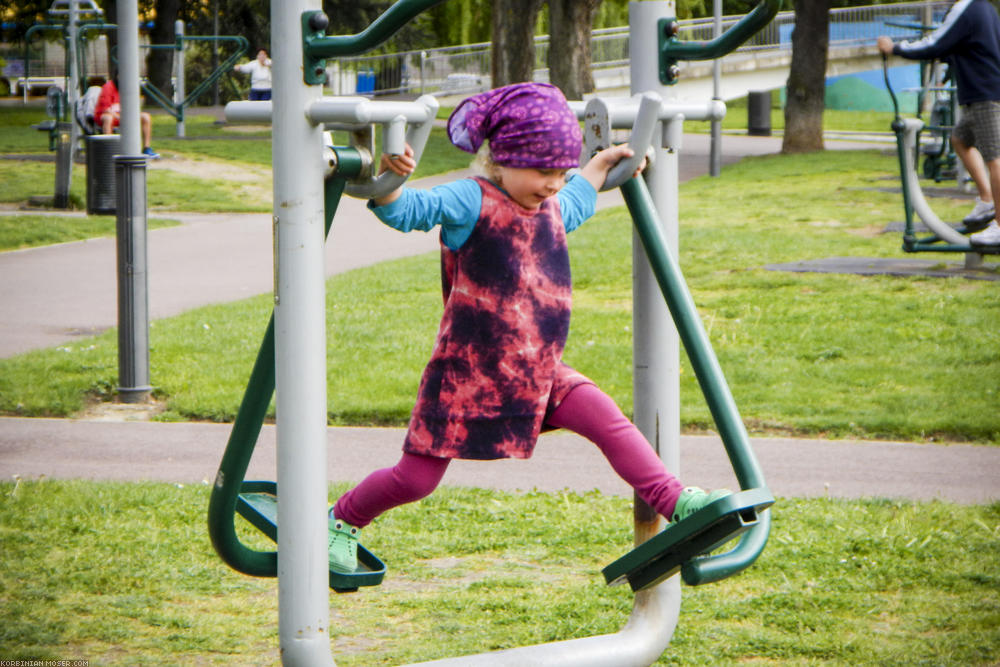 ﻿Trimm Dich. Gleich neben dem Spielplatz für Kinder gibt es Fitnessgeräte für Erwachsene.