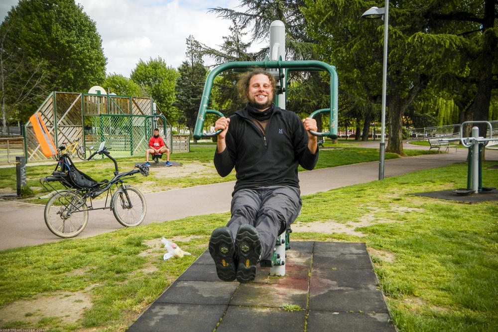 ﻿Trimm Dich. Gleich neben dem Spielplatz für Kinder gibt es Fitnessgeräte für Erwachsene. Viele davon arbeiten mit dem eigenen Körpergewicht.