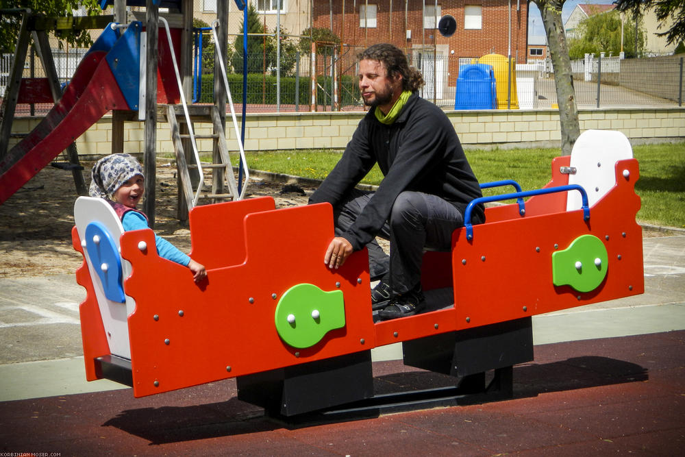 ﻿Játszótér! Kaum aus der Stadt raus, ist schon wieder die nächste Spielplatzpause angesagt.