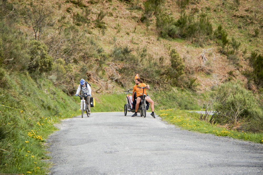 ﻿Leidensgenossen. Erstaunte Koreaner auf Mountainbikes überholen uns keuchend.