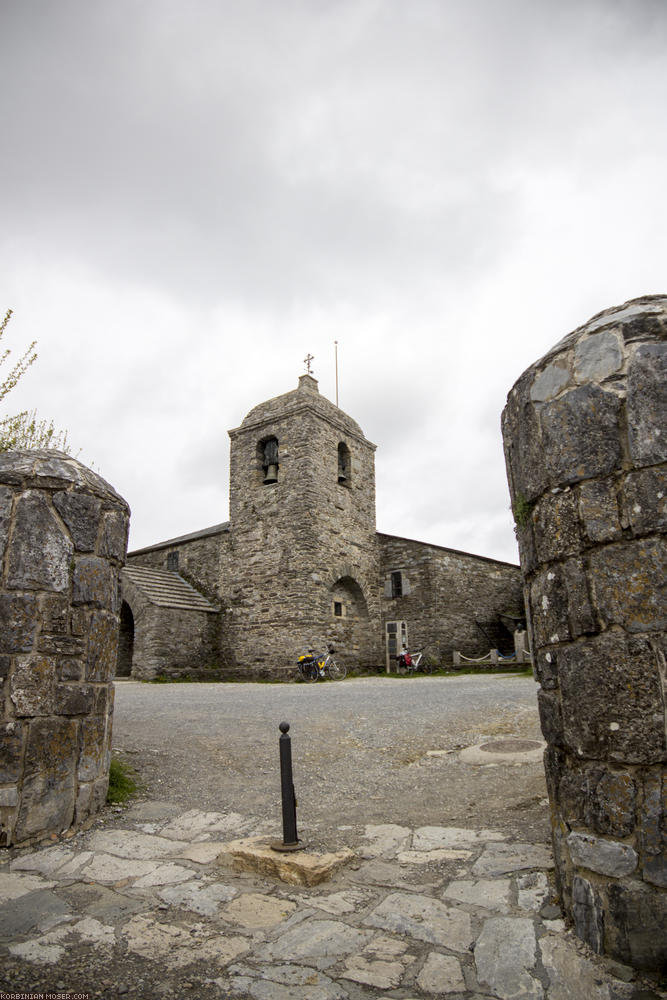 ﻿O Cebreiro. Ein kaltes Gipfeldorf aus Naturstein, das ausschließlich vom Tourismus lebt.