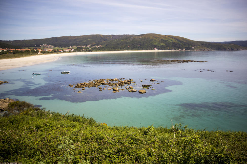 ﻿Finisterra. Dieser geschützt in einer Bucht liegende Strand ist gut zum Baden und Muscheln-sammeln.