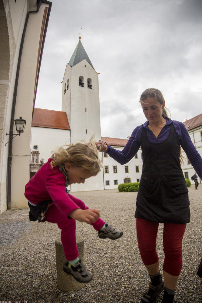 ﻿Korbinian-Stadt Freising. Gemeinsam mit Oma Erika besuchen wir den Korbinians-Dom.