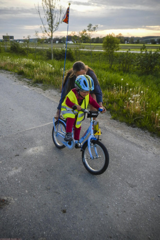 ﻿Mona will Fahrradfahren üben. Könnten wir das nicht machen, nachdem wir einen Schlafplatz gefunden haben?