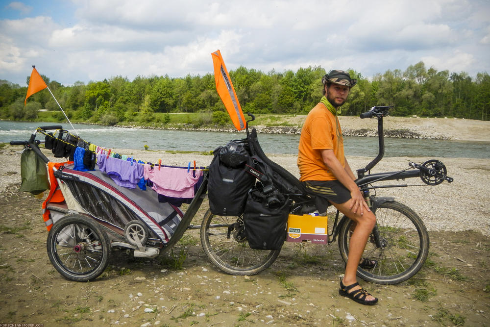 ﻿Mobiler Wäschetrockner. Wir haben unsere Kleider im Fluss gewaschen.