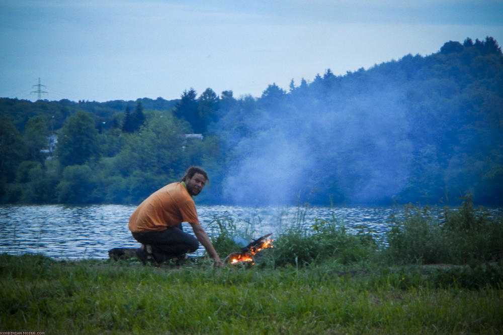 ﻿Speed-Grillen. Das Fleisch wurde grad so gar, bevor das Feuer vom Regen gelöscht wurde.