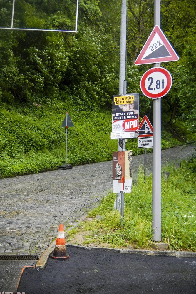 ﻿Passau. Da auch unser Zelt klatschnass ist von der letzten Nacht, und wir wegen Dauerregen keine Gelegenheit hatten es tagsüber zu trocknen, möchten wir heute in der JuHe schlafen. Warum müssen Jugendherbergen eigentlich immer ganz oben, auf dem steilsten Berg liegen? Vollbepackte Liegeräder mit Fahrradschuhen auf nassem Kopfsteinpflaster 22% Steigung hochschieben ist absolut kein Spaß.